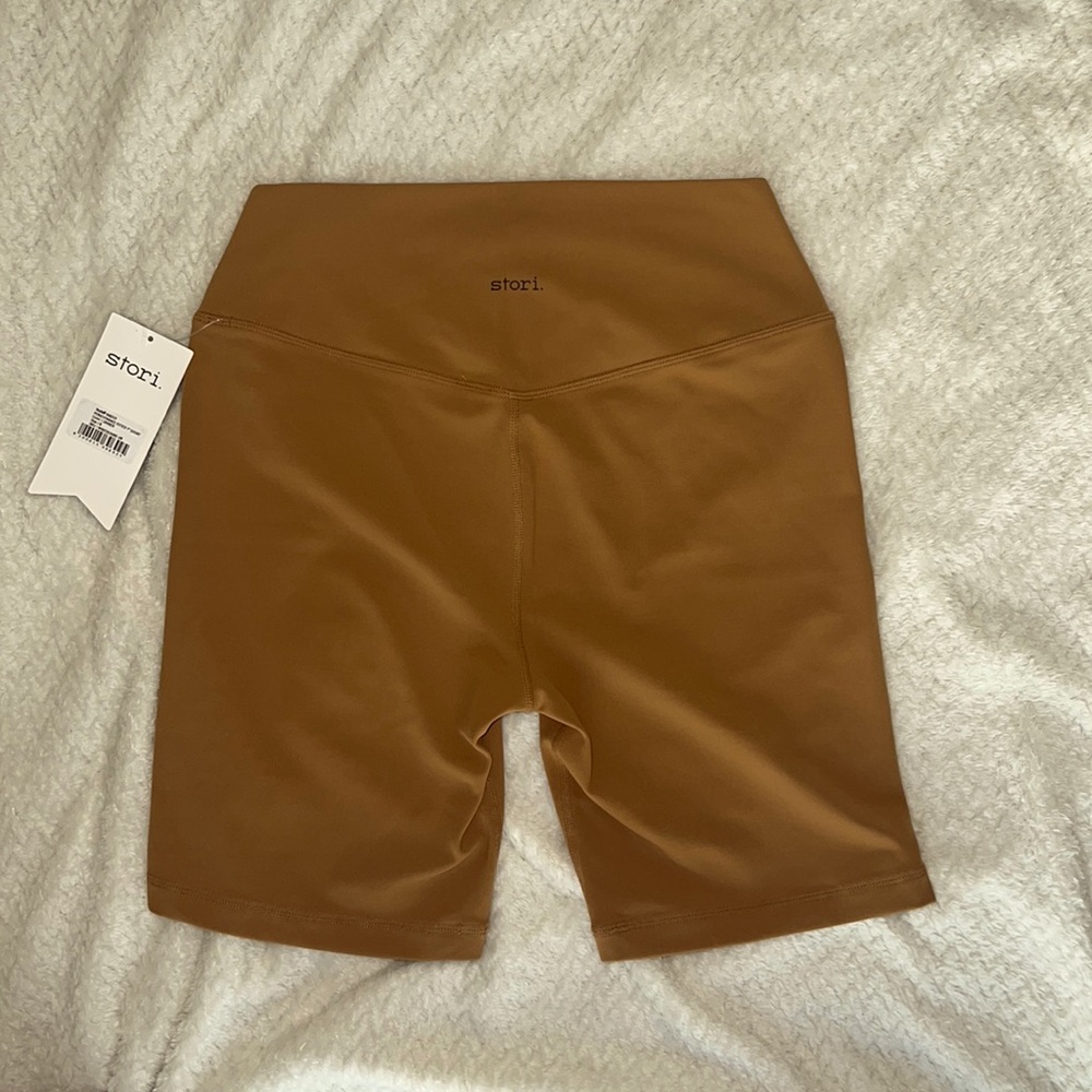 NWT Stori Perseverance Fitted 7” Short Size 8 Color Umber